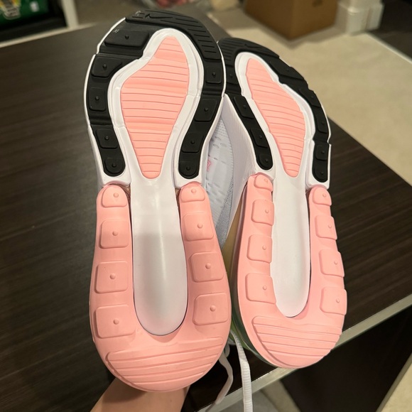 Brand new Nike 270 - Picture 2 of 5